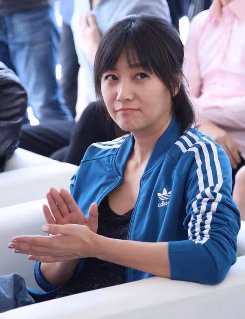 49歲徐靜蕾一點都不老,牛仔闊腿褲搭運動外套,休閒風格太顯嫩