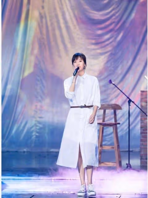 49歲徐靜蕾一點都不老,牛仔闊腿褲搭運動外套,休閒風格太顯嫩