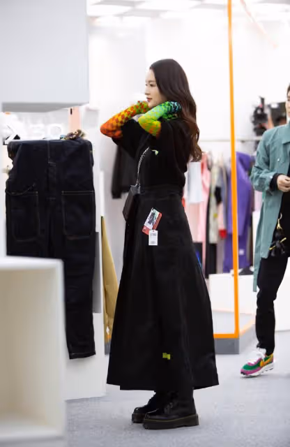 甜甜的李沁突然畫風轉變，一身酷黑服裝搭配馬丁靴，酷潮女孩上線
