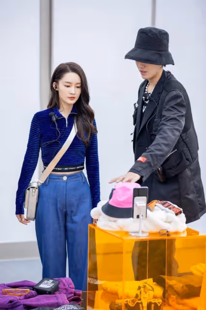 甜甜的李沁突然畫風轉變，一身酷黑服裝搭配馬丁靴，酷潮女孩上線