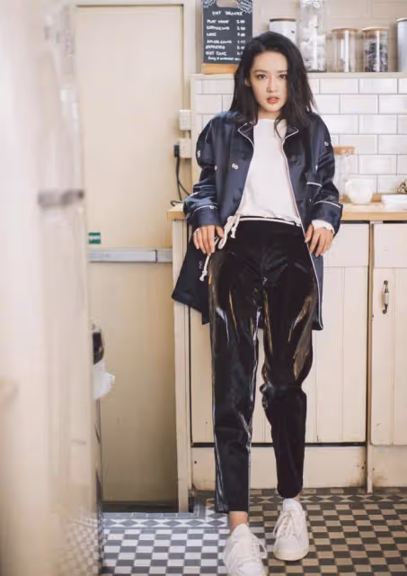 甜甜的李沁突然畫風轉變，一身酷黑服裝搭配馬丁靴，酷潮女孩上線