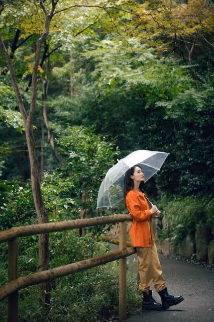 甜甜的李沁突然畫風轉變,一身酷黑服裝搭配馬丁靴,酷潮女孩上線