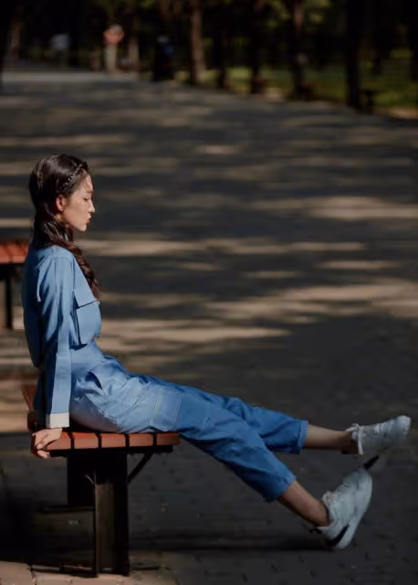 甜甜的李沁突然畫風轉變,一身酷黑服裝搭配馬丁靴,酷潮女孩上線
