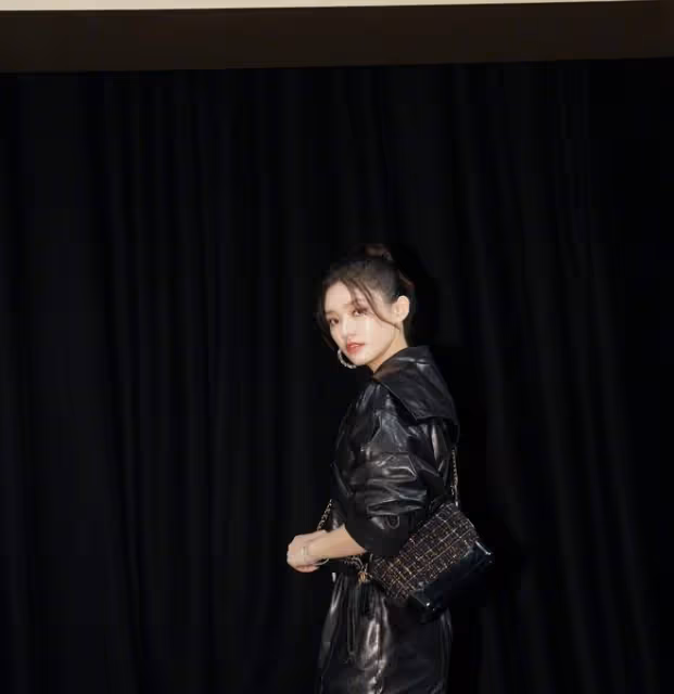 「美人魚」林允也有叛逆的一面，皮衣搭配皮褲，酷到根本認不出