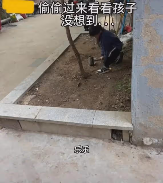 女子離婚後偷偷來看兒子,下秒就被拉著躲進角落,兒子一番話扎心