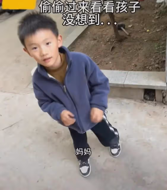 女子離婚後偷偷來看兒子,下秒就被拉著躲進角落,兒子一番話扎心