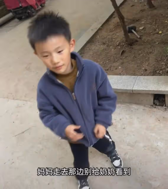 女子離婚後偷偷來看兒子,下秒就被拉著躲進角落,兒子一番話扎心
