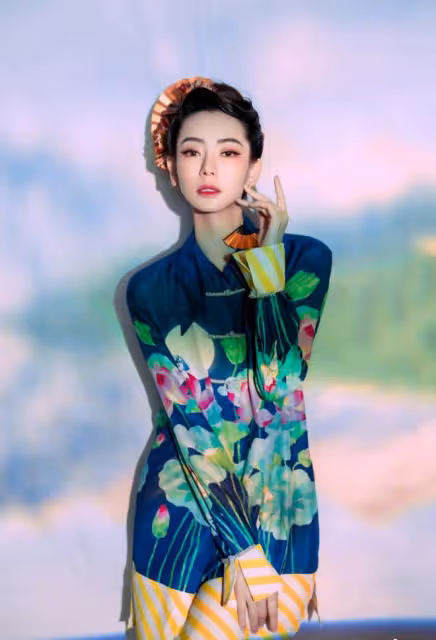 戚薇太大膽了,穿透視「漁網裙」配黑色熱褲,小蠻腰十足搶鏡