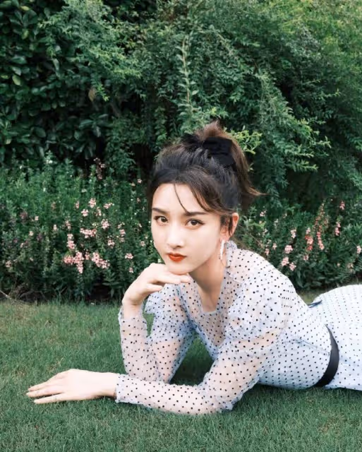 宋祖兒真是長大了，身穿藍色透視波點連衣裙，女人味滿滿