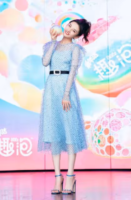 宋祖兒真是長大了，身穿藍色透視波點連衣裙，女人味滿滿