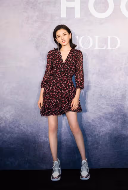 宋祖兒真是長大了，身穿藍色透視波點連衣裙，女人味滿滿