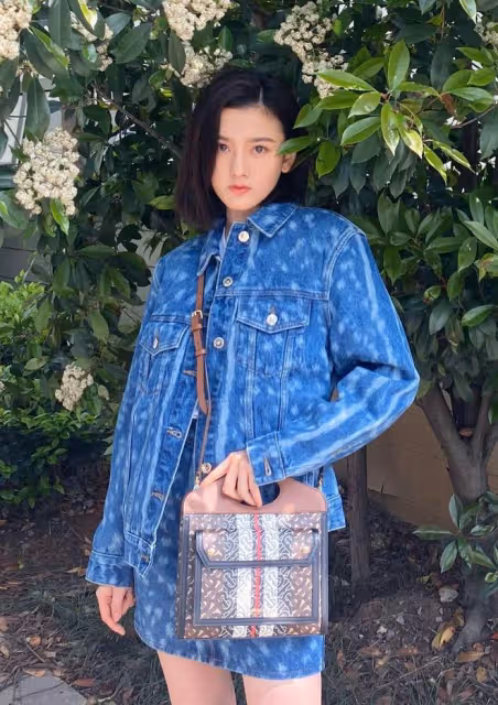 宋祖兒真是長大了,身穿藍色透視波點連衣裙,女人味滿滿