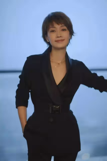 奔四的女人，儘量不要短袖配牛仔褲，學馬伊琍這樣穿，誰穿誰好看