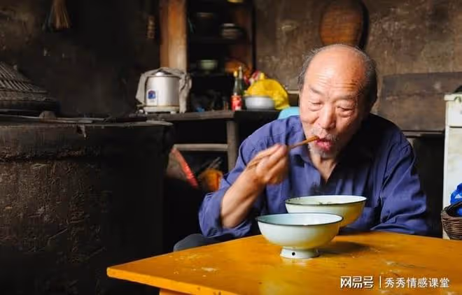 父親在我家居住8年,喝完酒卻說我不孝,我讓我哥把他一起帶走