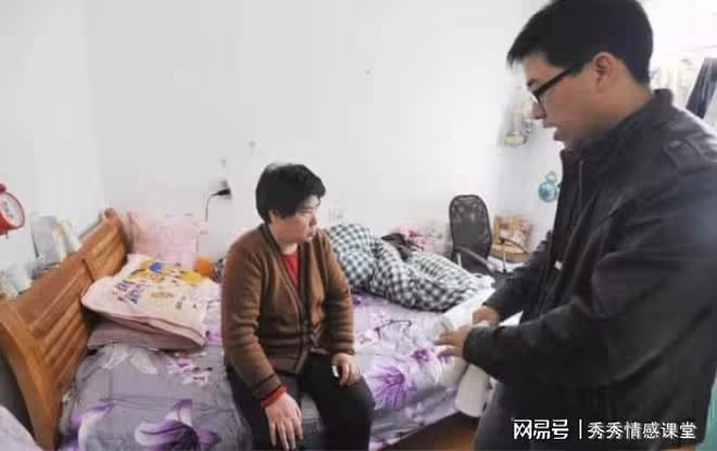 過年兒媳給我發5000紅包,看到親家母朋友圈,我默默收拾行李回家