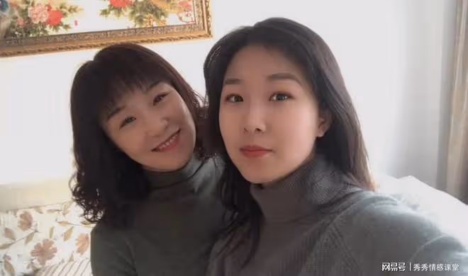 過年兒媳給我發5000紅包,看到親家母朋友圈,我默默收拾行李回家