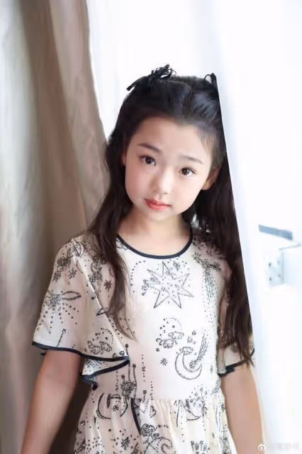 董璇女兒進軍電影圈？小酒窩亮相電影節紅毯，落落大方明星范足