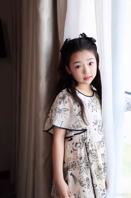 董璇女兒進軍電影圈？小酒窩亮相電影節紅毯，落落大方明星范足