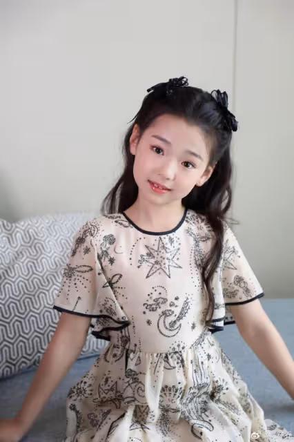 董璇女兒進軍電影圈？小酒窩亮相電影節紅毯，落落大方明星范足