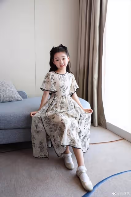 董璇女兒進軍電影圈?小酒窩亮相電影節紅毯,落落大方明星范足