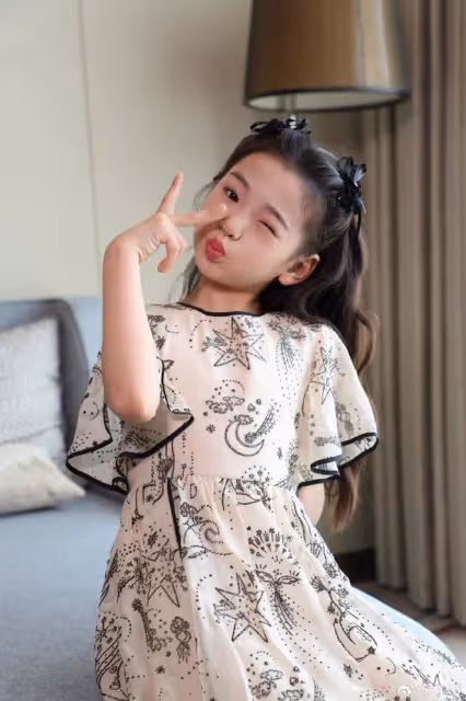 董璇女兒進軍電影圈?小酒窩亮相電影節紅毯,落落大方明星范足