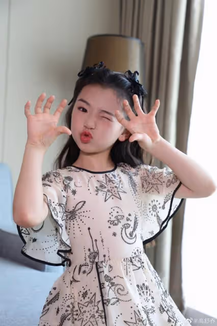 董璇女兒進軍電影圈?小酒窩亮相電影節紅毯,落落大方明星范足
