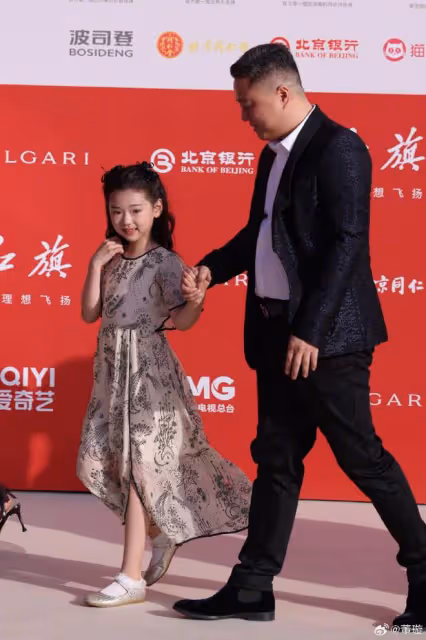 董璇女兒進軍電影圈?小酒窩亮相電影節紅毯,落落大方明星范足