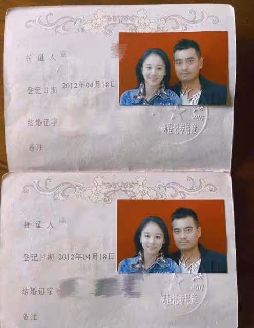 陳龍慶祝領證結婚12年，甜蜜公開與老婆童年照，從小就有夫妻相