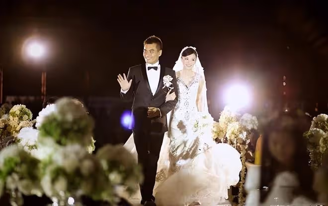 陳龍慶祝領證結婚12年，甜蜜公開與老婆童年照，從小就有夫妻相