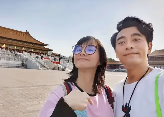 陳龍慶祝領證結婚12年，甜蜜公開與老婆童年照，從小就有夫妻相