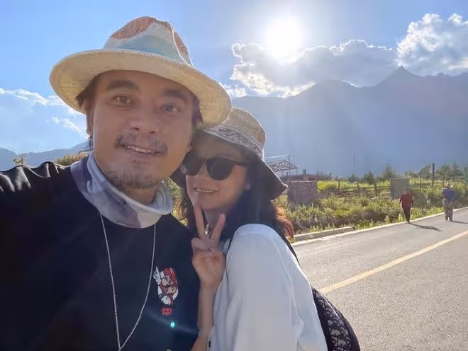 陳龍慶祝領證結婚12年，甜蜜公開與老婆童年照，從小就有夫妻相