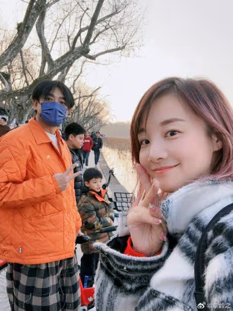 陳龍慶祝領證結婚12年，甜蜜公開與老婆童年照，從小就有夫妻相
