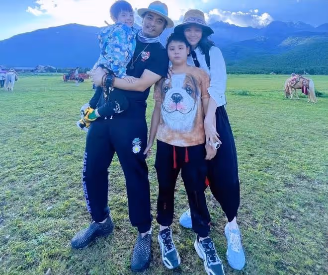 陳龍慶祝領證結婚12年，甜蜜公開與老婆童年照，從小就有夫妻相