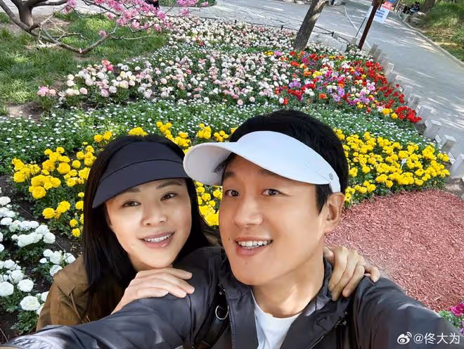 佟大為曬合照慶祝結婚16年,與關悅爬山慶祝,夫妻貼臉撒糖似熱戀