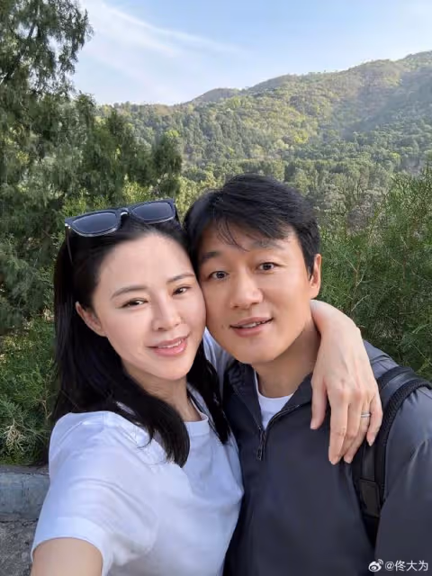 佟大為曬合照慶祝結婚16年,與關悅爬山慶祝,夫妻貼臉撒糖似熱戀