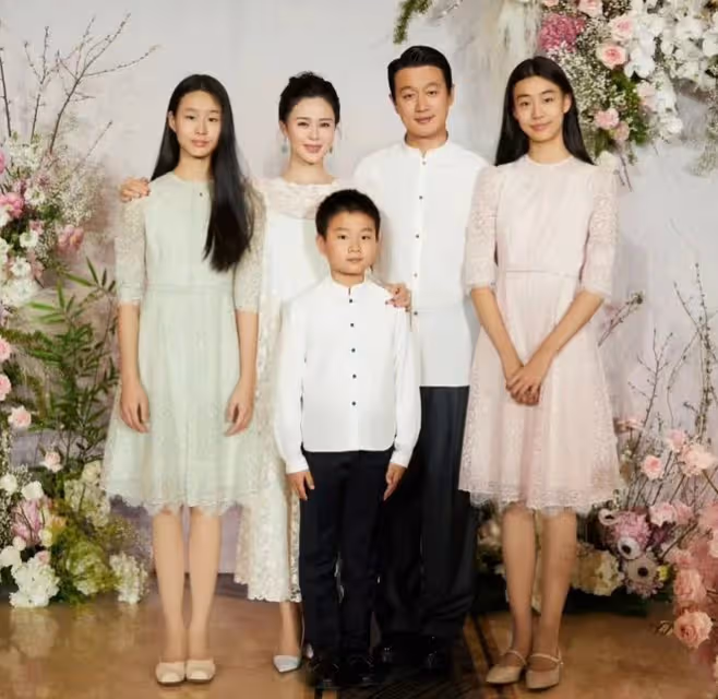 佟大為曬合照慶祝結婚16年，與關悅爬山慶祝，夫妻貼臉撒糖似熱戀
