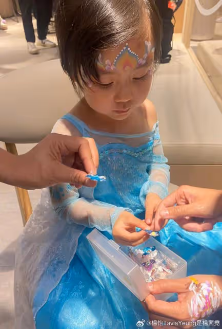楊怡曬全家福慶女兒滿4歲,珍珠像媽媽超漂亮,弟弟似翻版羅仲謙