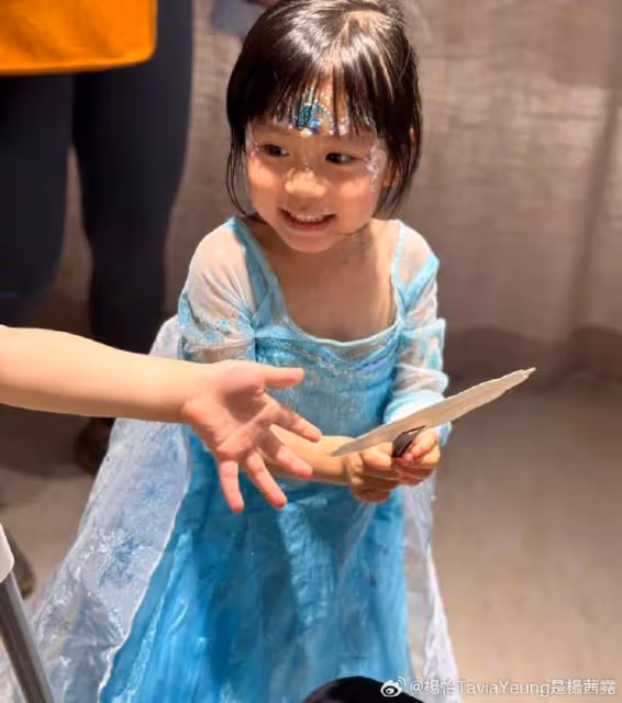 楊怡曬全家福慶女兒滿4歲,珍珠像媽媽超漂亮,弟弟似翻版羅仲謙