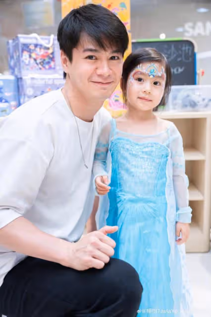 楊怡曬全家福慶女兒滿4歲,珍珠像媽媽超漂亮,弟弟似翻版羅仲謙