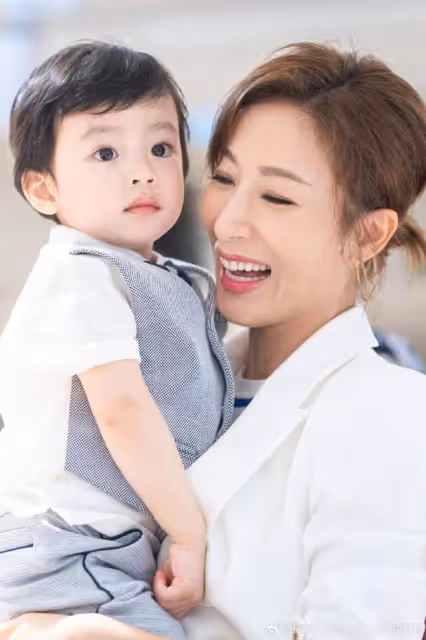 楊怡曬全家福慶女兒滿4歲,珍珠像媽媽超漂亮,弟弟似翻版羅仲謙