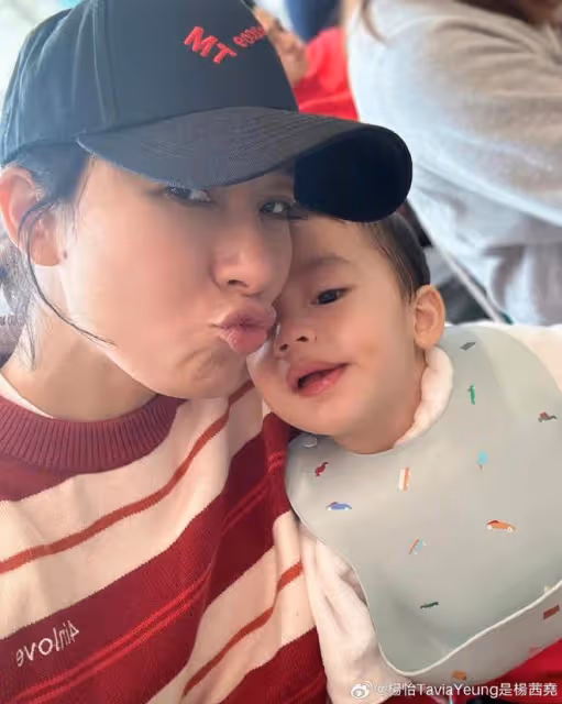 楊怡曬全家福慶女兒滿4歲,珍珠像媽媽超漂亮,弟弟似翻版羅仲謙
