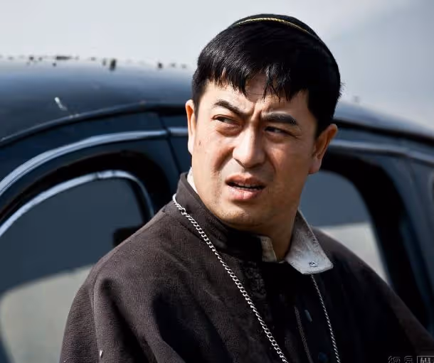 楊冪新劇預告臉部狀態堪憂：雙下巴、法令紋深，已不適合演諜戰了