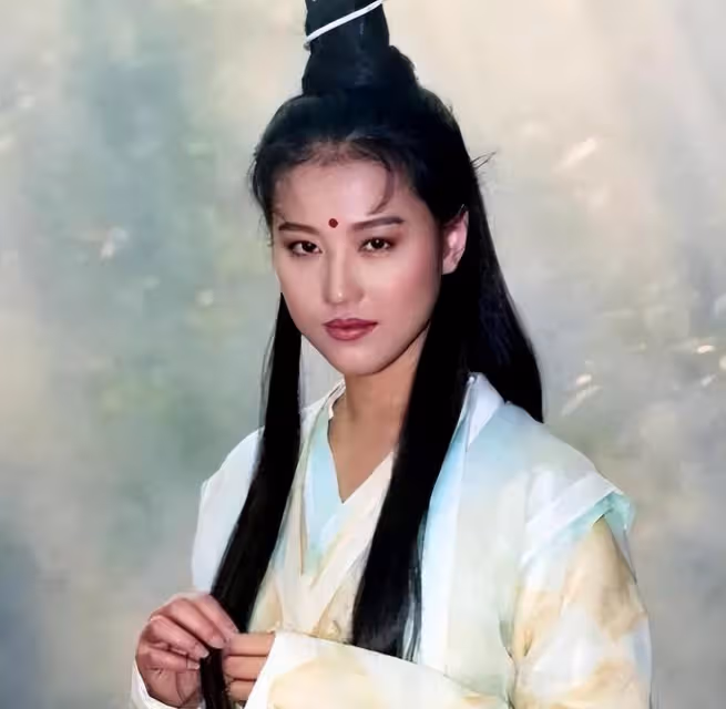 周海媚墓地實景公開：墓碑上刻著周芷若造型，旁邊擺放2個獅子