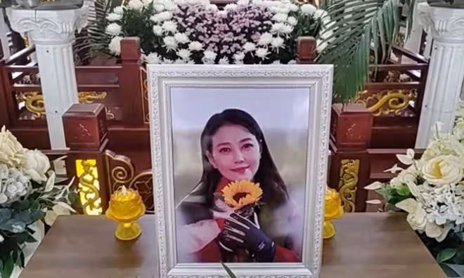周海媚墓地實景公開：墓碑上刻著周芷若造型，旁邊擺放2個獅子