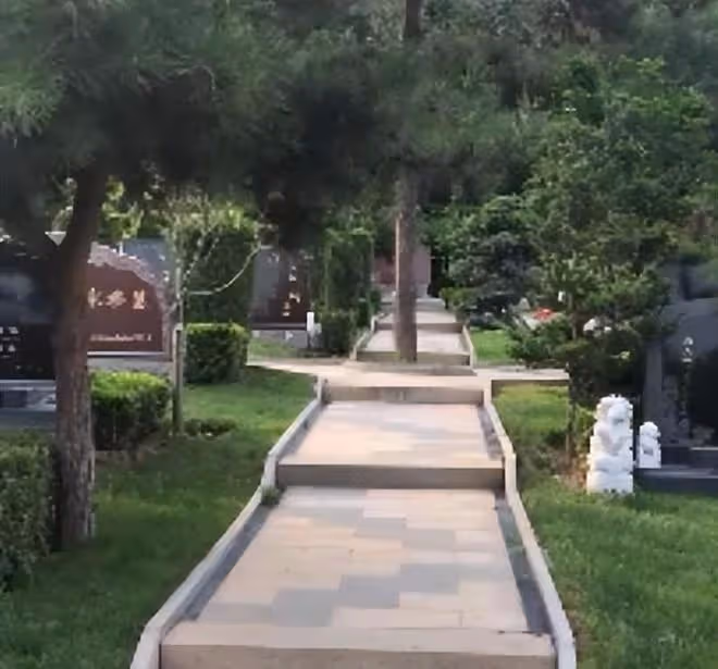 周海媚墓地實景公開：墓碑上刻著周芷若造型，旁邊擺放2個獅子