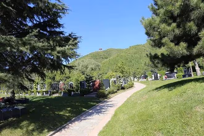 周海媚墓地實景公開：墓碑上刻著周芷若造型，旁邊擺放2個獅子