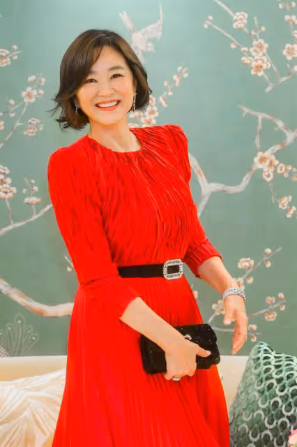 69歲林青霞現身，戴一套鑽石首飾價值千萬，手環和戒指很搶眼