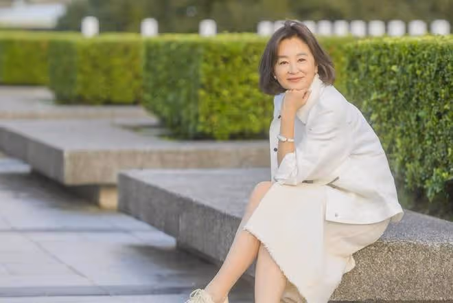 69歲林青霞現身，戴一套鑽石首飾價值千萬，手環和戒指很搶眼