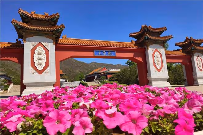 周海媚墓地選定，和於月仙安葬在同一片墓地，墓位相隔不遠