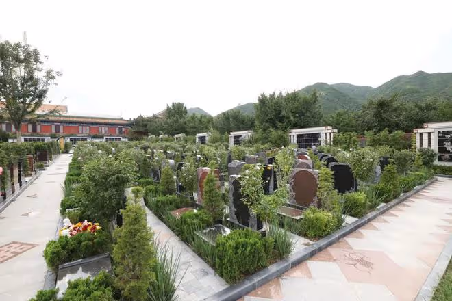 周海媚墓地選定，和於月仙安葬在同一片墓地，墓位相隔不遠